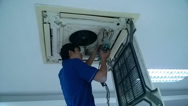 Hướng dẫn cách vệ sinh máy lạnh âm trần chi tiết